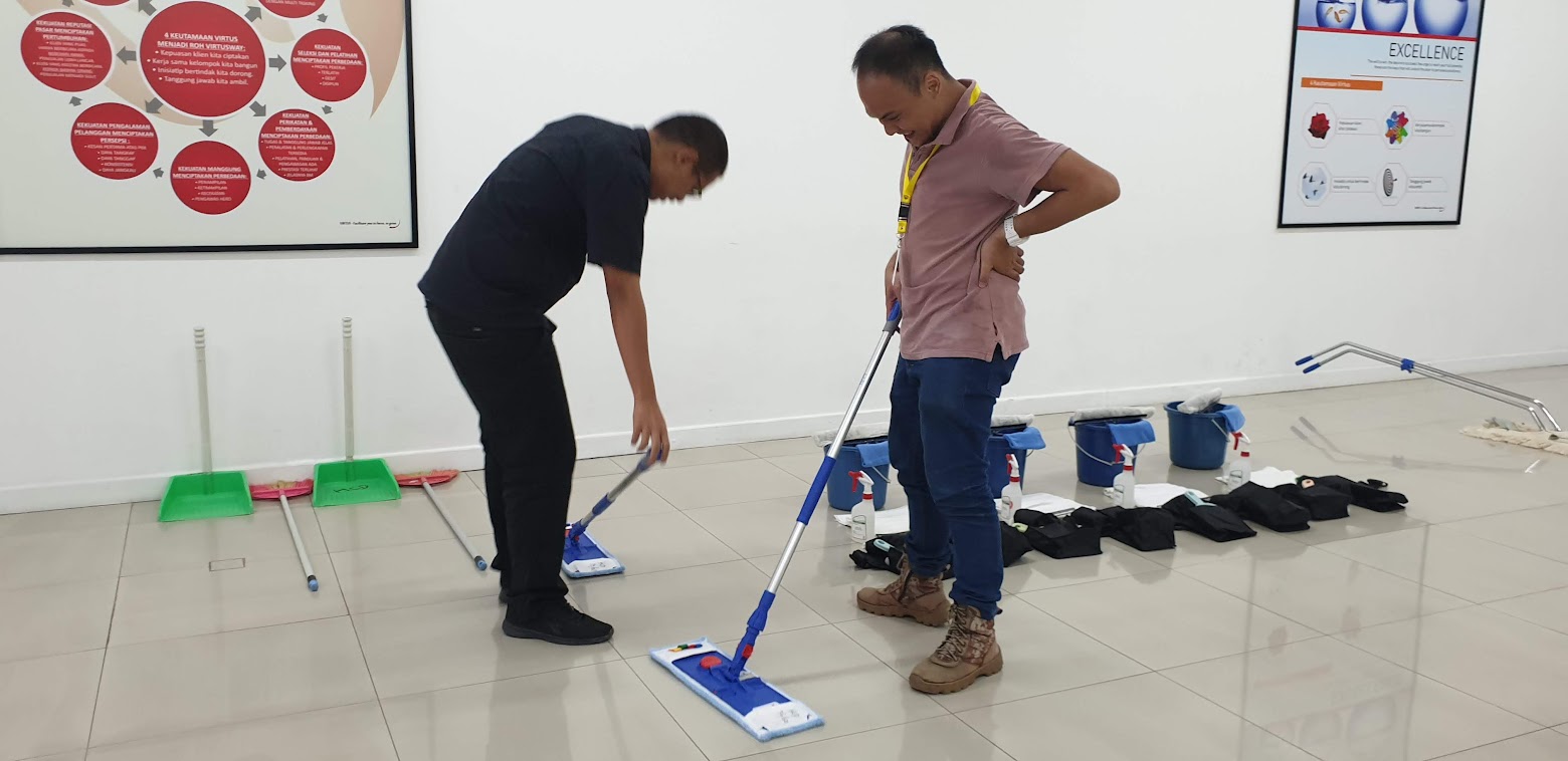 Team Film mempelajari tata cara kerja untuk merancang adegan Jasa Pembuatan Video Company Profile Jakarta Facility Services Virtus