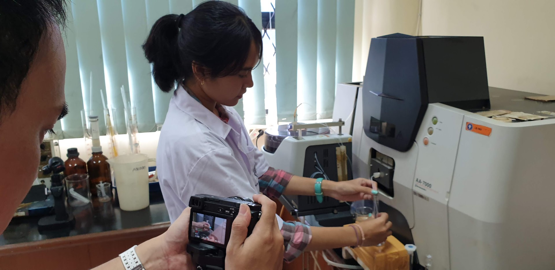 Pengambilan Gambar di Lab untuk Video Company Profile Universitas (FMIPA IPB) Jasa Pembuatan Video Company Profile Universitas (IPB University)